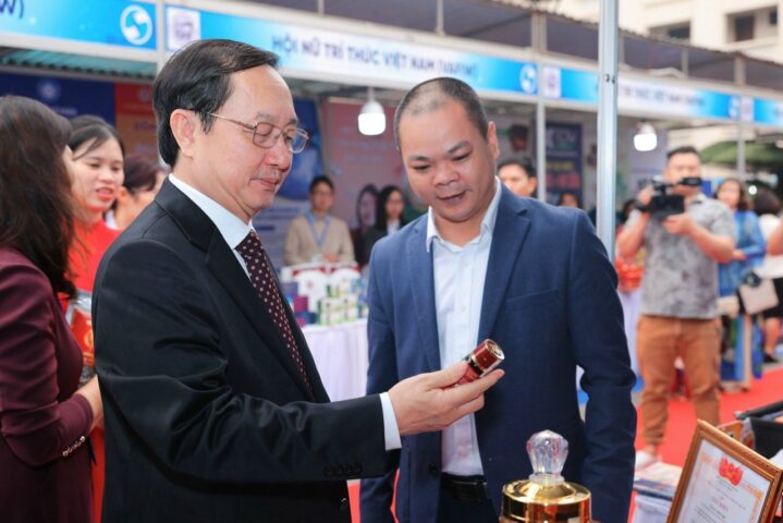 Bộ trưởng Bộ Khoa học và Công nghệ Huỳnh Thành Đạt và các đại biểu tham quan gian hàng trưng bày sản phẩm chủ lực của địa phương tại Hội nghị Sở hữu trí tuệ